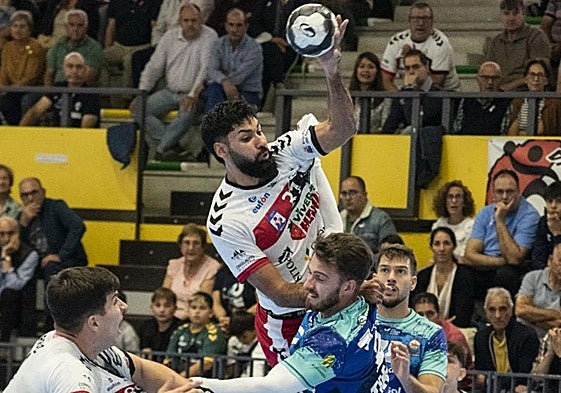El jugador del Nava Pasquet se eleva con la pelota sobre la defensa del Puente Genil en el partido de este domingo
