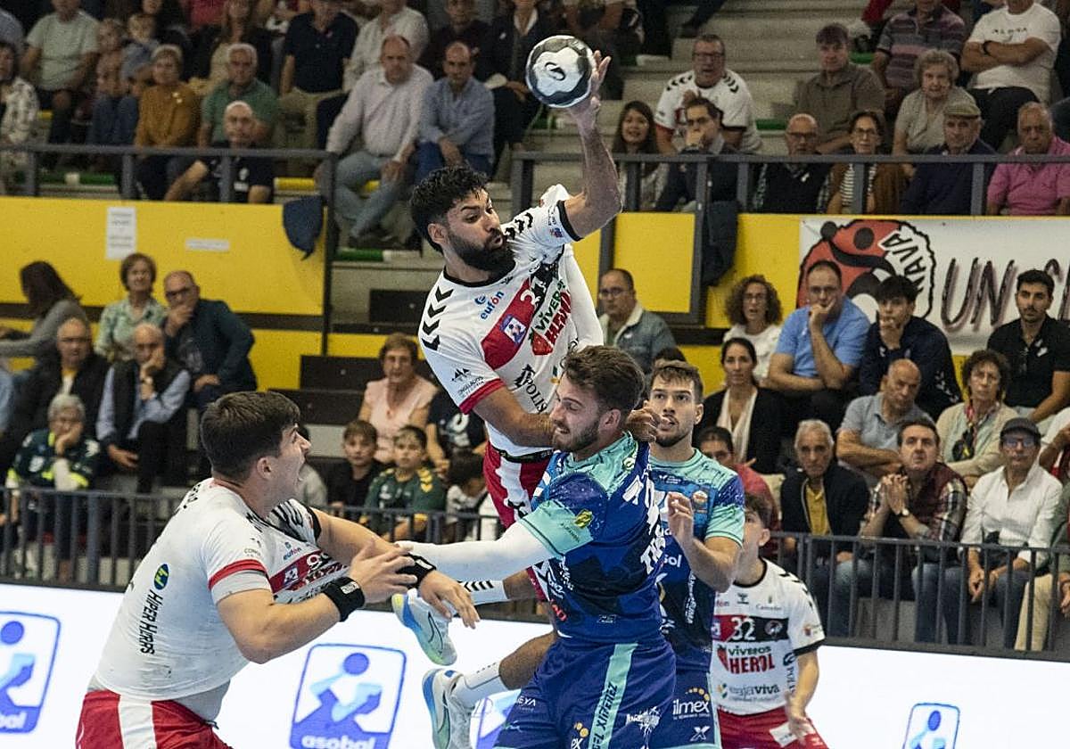 La derrota del Balonmano Nava, en imágenes