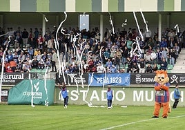 Lanzamiento de rollos de papel higiénico al terreno de juego antes del inicio del partido.