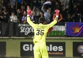 Postigo celebra el triunfo de la Segoviana ante el Real Ávila.