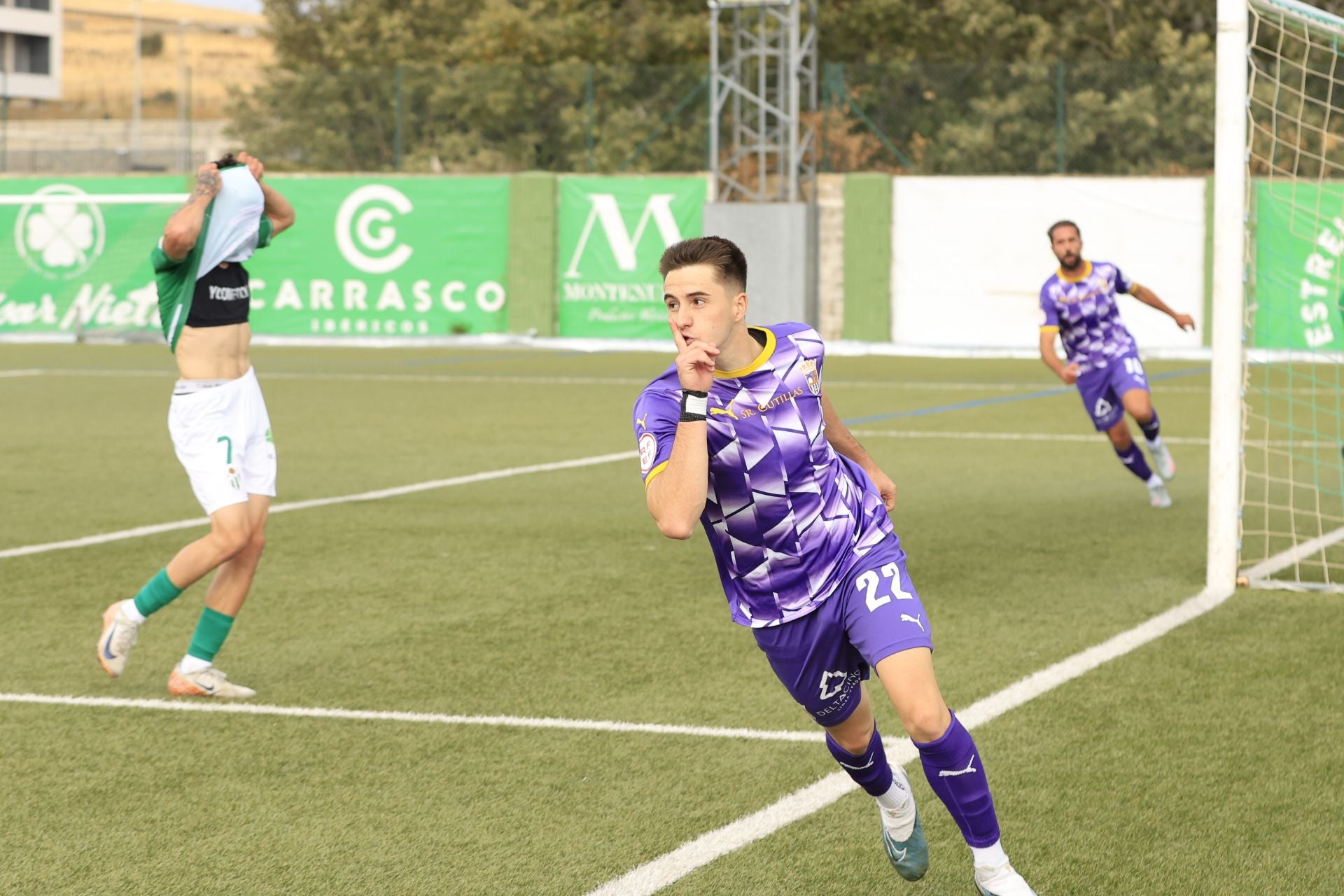 Samu manda callar a la grada tras marcar el primer gol del encuentro.
