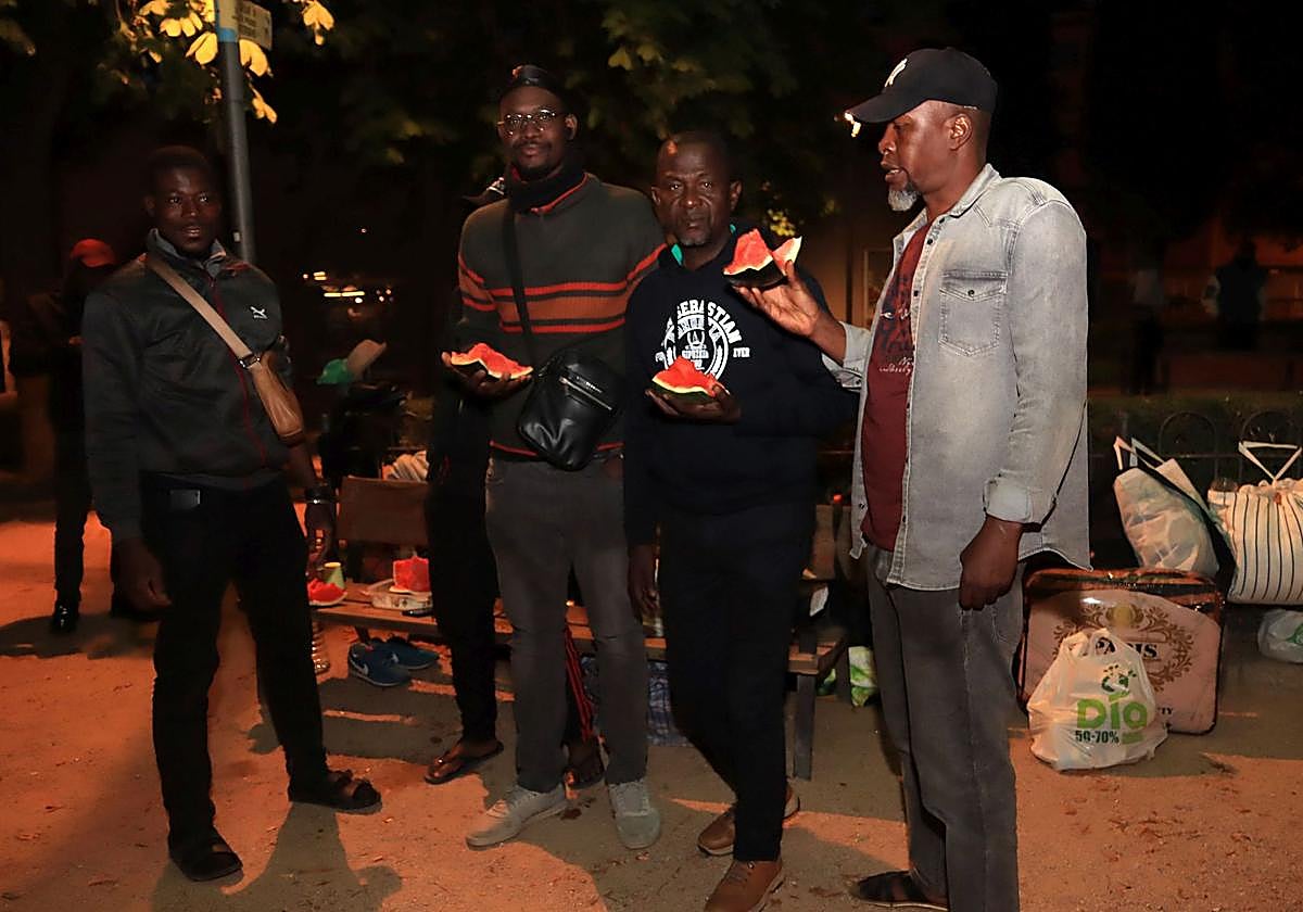 Grupo de subsaharianos que esperan una cita de la Comisaría en los Jardinillos de San Roque.