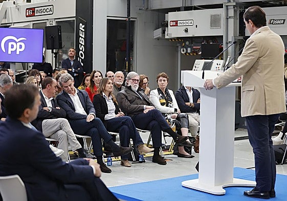 Fernández Mañueco se dirige a los asistentes, con Feijóo en primera fila.