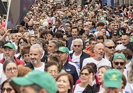 Multitud de andariegos se juntaron en la avenida del Acueducto, en la salida de la marcha contra el cáncer de este domingo