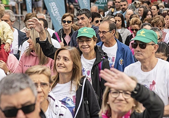 Participantes en la marcha contra el cáncer de este domingo en Segovia saludan al inicio del recorrido.