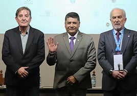 El director del Instituto Cervantes, Luis García Montero (i), el alcalde de Arequipa, Victor Hugo Rivera (c) y el director de la Real Academia Española (RAE), Santiago Muñoz (d).