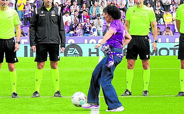 Rocío, abonada 1.770 del Pucela, hace el saque de honor.