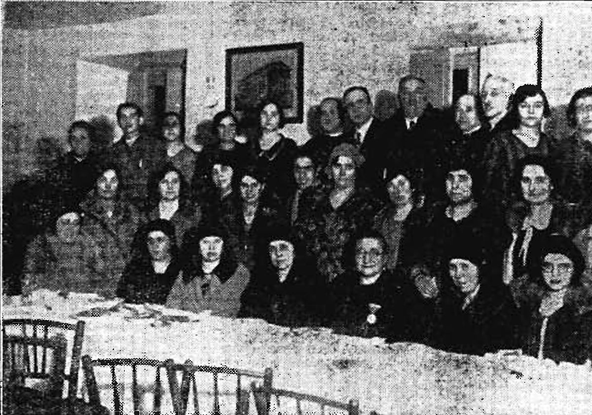 Imagen principal - Arriba, Teófila Díez sentada mientras era homenajeada en enero de 1931. Abajo, niños de un comedor escolar en 1912 y el palacio de Fabio Nelli, donde se inauguró la primera cantina escolar en noviembre de 1908.