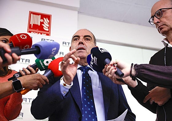 El presidente de la Federación Nacion al de Asociaciones de Autónomos (ATA), Lorenzo Amor, atiende a la prensa.