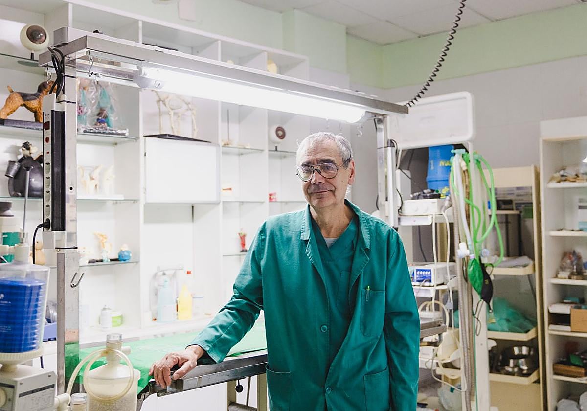 Santiago Fernández, en su clínica.