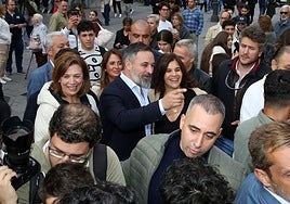 Abascal, rodeado de admiradores, este lunes en Segovia.