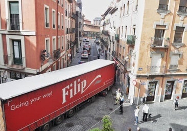 Retiran el tráiler atascado durante tres horas en el centro de Valladolid