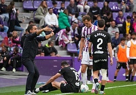 Borja Jiménez da instrucciones desde la banda, junto a Pablo Vázquez (en el suelo), Rosas y Latasa.