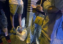 Varias personas participan en un botellón en la vía pública, lo que se constituye una infracción a la 'ley mordaza'.