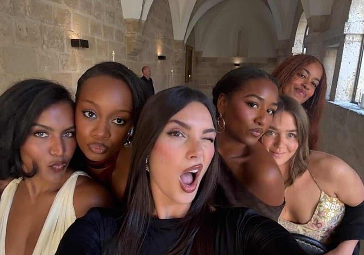 Selfie subido a Instagram por Colette Lathan, amiga de la novia, con varias de las invitadas, entre ellas Malia y Sasha Obama (cuarta y sexta por la izquierda).