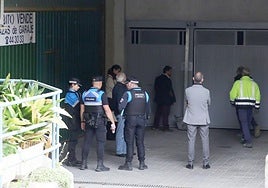 Momento en que los agentes precintan el garaje.