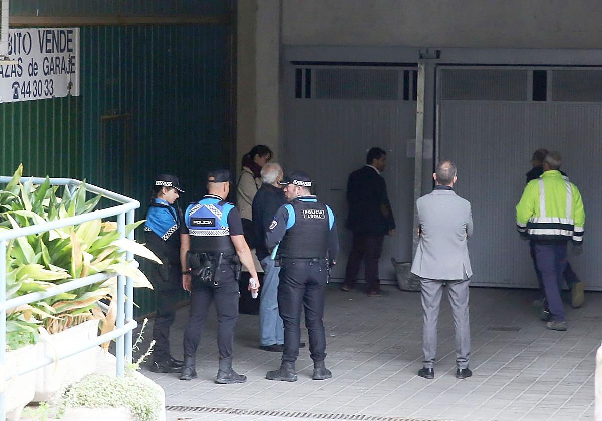 Momento en que los agentes precintan el garaje.