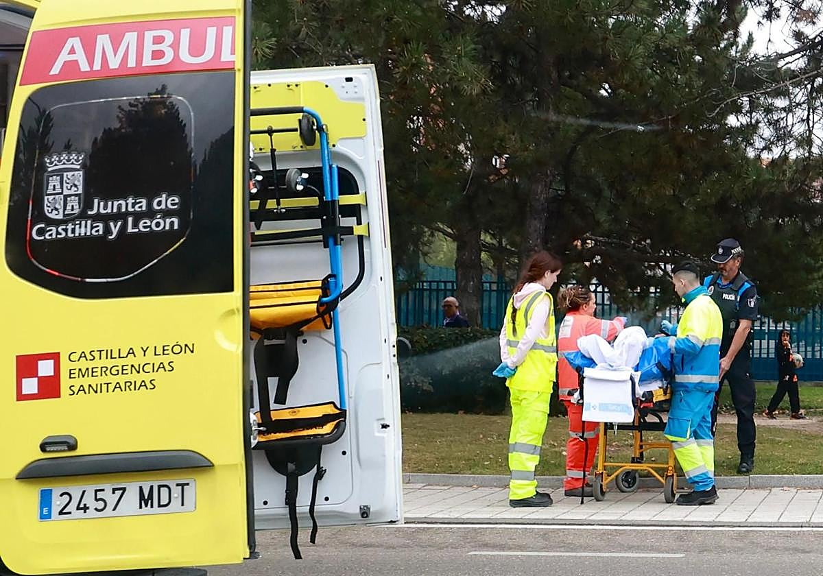 Los sanitarios desplazados atienden al herido en el lugar del siniestro.