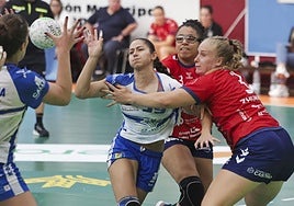 El Aula trata de percutir en la defensa de Porriño, en la jornada anterior,