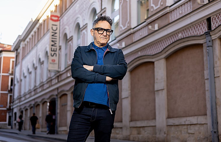 José Luis Cienfuegos, en el lateral del Teatro Calderón, cerca de su oficina.