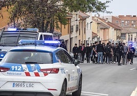 Policía Local y Nacional acompaña a la afición del Real Ávila durante su llegada al estadio de La Albuera.