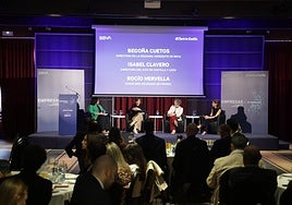 Susana Gutiérrez (moderadora), Rocío Hervella, consejera delegada de Prosol; Isabel Clavero, directora del ICEX en Castilla y León, y Begoña Cuetos, directora de la Regional Noroeste de BBVA