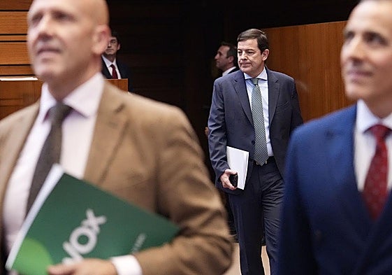 Alfonso Fernández Mañueco llega al Pleno. En primer término, los procuradores de Vox Carlos Menéndez y José Antonio Palomo.