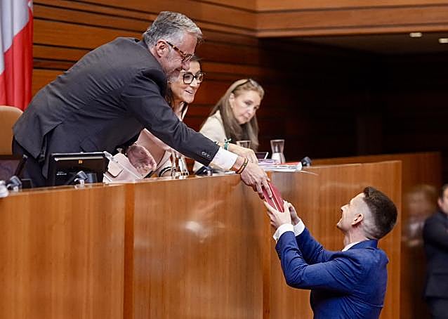 Sergio Iglesias, que sustituye a José Luis Vázquez en la bancada socialista, recoge la medalla de procurador.