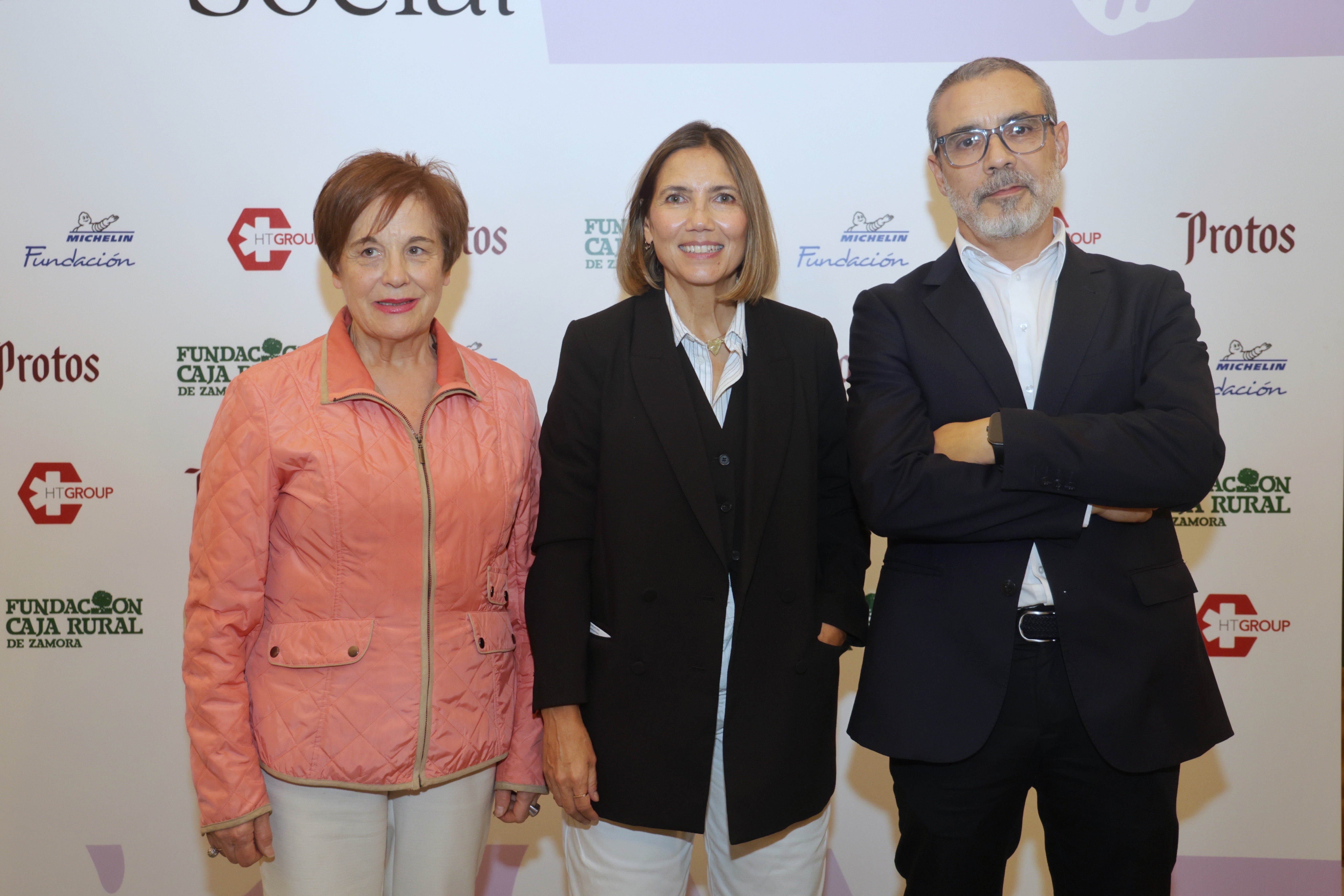 Roma Martínez, voluntaria de Redmadre y Banco de Alimentos; Marta Mateo, de El Norte, y Julián Picapiedra, de la Fundación Michelin.