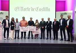 Foto de familia. El conductor de la gala, 'Chapu', Nuria Pino, directora de personas en HT Group; Elmostafa y Alberto Díez, integrantes del grupo de Participación y Sensibilización del programa de personas sin hogar de Cáritas; José Vicente Farpón, director gerente del centro de San Juan de Dios de Valladolid; María del Mar Sabadell, presidenta de la Asociación Redmadre Valladolid; Cipriano García, director general de Caja Rural de Zamora; Julián Picapiedra, responsable de proyectos de Fundación Michelin; Edmundo Bayón, presidente de Bodegas Protos; Goyo Ezama, director general de El Norte de Castilla e Ismael Blanco, delegado de la ONCE en Castilla y León