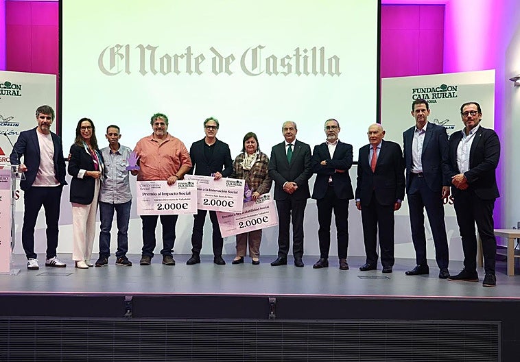 Foto de familia. El conductor de la gala, 'Chapu', Nuria Pino, directora de personas en HT Group; Elmostafa y Alberto Díez, integrantes del grupo de Participación y Sensibilización del programa de personas sin hogar de Cáritas; José Vicente Farpón, director gerente del centro de San Juan de Dios de Valladolid; María del Mar Sabadell, presidenta de la Asociación Redmadre Valladolid; Cipriano García, director general de Caja Rural de Zamora; Julián Picapiedra, responsable de proyectos de Fundación Michelin; Edmundo Bayón, presidente de Bodegas Protos; Goyo Ezama, director general de El Norte de Castilla e Ismael Blanco, delegado de la ONCE en Castilla y León
