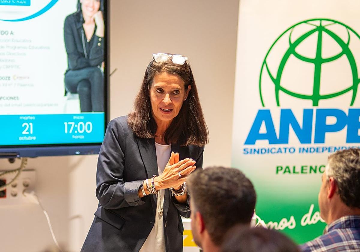 Mar Romera se dirige al público en la jornada celebrada por ANPE en la Cámara de Comercio.
