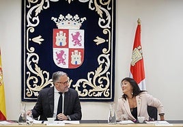 El presidente de las Cortes, Carlos Pollán, y la vicepresidenta segunda, Ana Sánchez, durante la Mesa de las Cortes este martes.