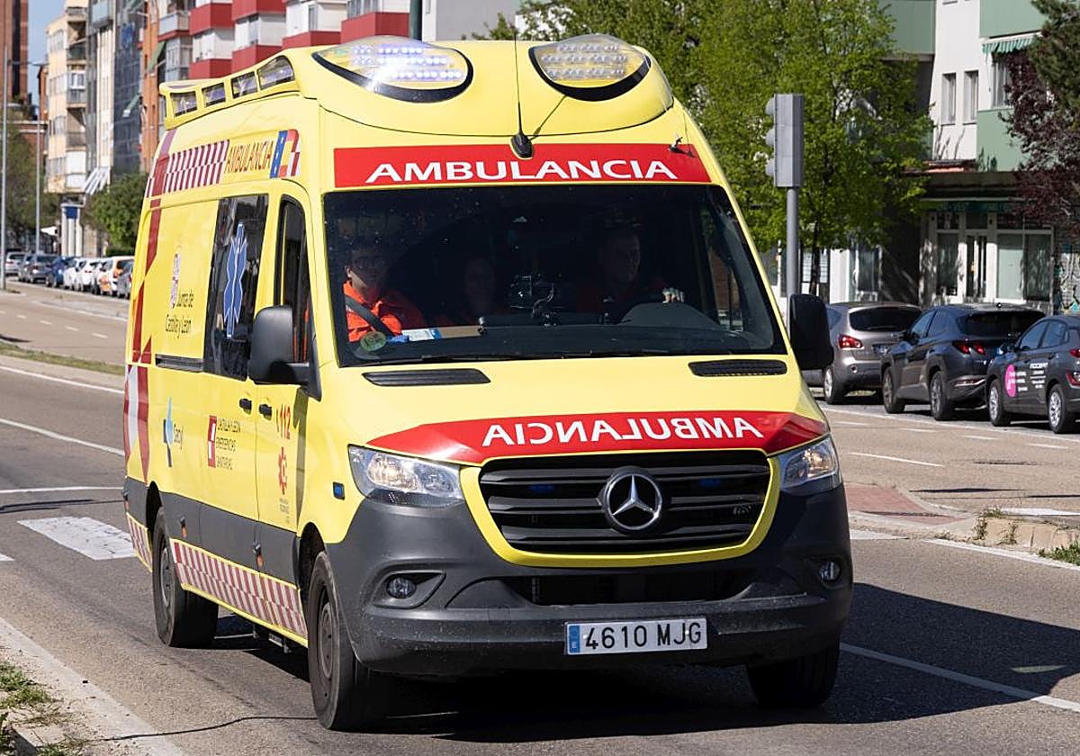 Imagen de archivo de una ambulancia en Valladolid.