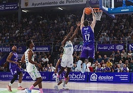 Armus salta a canasta ante la defensa de Cone, este pasado viernes ante el Hestia Menorca.