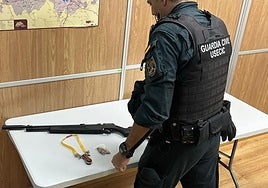 Carabina intervenida por la Guardia Civil.