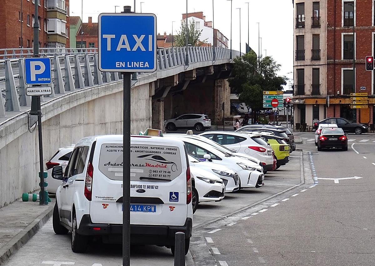 Imagen secundaria 1 - Arriba, la acera de servicio que parte del inicio del tablero hacia la calle Puente Colgante. Debajo, a la izquierda, las señales que marcan la reserva para taxis y la obligación de estacionar marcha atrás. A la derecha, detalle de esta última señal.