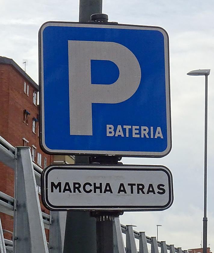 Imagen secundaria 2 - Arriba, la acera de servicio que parte del inicio del tablero hacia la calle Puente Colgante. Debajo, a la izquierda, las señales que marcan la reserva para taxis y la obligación de estacionar marcha atrás. A la derecha, detalle de esta última señal.