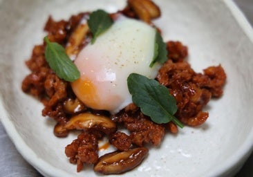 Jijas con setas shiitake, huevo a baja temperatura y Pedro Ximénez por el chef Raúl del Moral