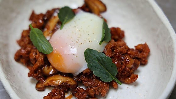 Jijas con setas shiitake, huevo a baja temperatura y Pedro Ximénez por el chef Raúl del Moral