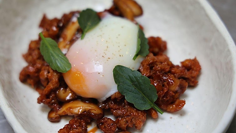 La mezcla de sabores y texturas de este plato es una exquisitez para el paladar