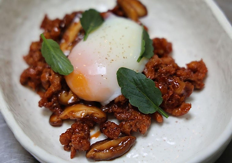 La mezcla de sabores y texturas de este plato es una exquisitez para el paladar