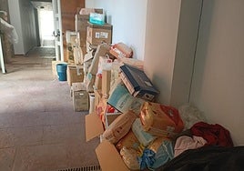 Imagen de los paquetes de pañales donados para los damnificados por la Dana de Valencia que han permanecido apilados un año en el rocódromo municipal de Ponferrada.