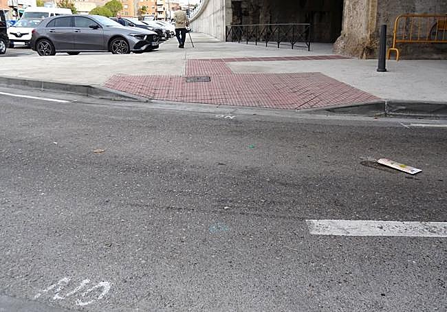 El 'no' sobre la calzada entre los rebajes del lado de Puente Colgante.
