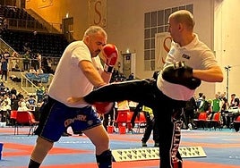 Óscar Gómez calienta antes de entrar en competición.