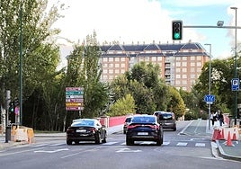 Los coches circulan desde esta tarde con normalidad por la avenida de Gloria Fuertes hacia el Puente de Poniente.