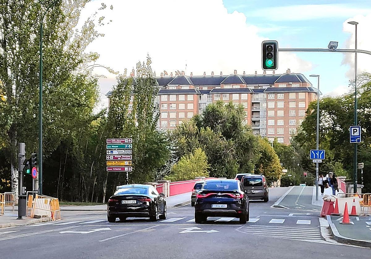Los coches circulan desde esta tarde con normalidad por la avenida de Gloria Fuertes hacia el Puente de Poniente.