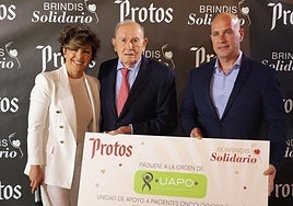 Brindis Solidario de 2024 con la periodista, Sonsoles Ónega; Edmundo Bayón, presidente de Bodegas Pro-tos, y Javier Cánovas, director de UAPO