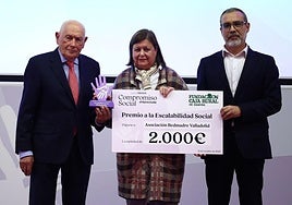 Edmundo Bayón, presidente de Bodegas Protos, y Julián Picapiedra, responsable de proyectos de Fundación Michelin, entregan su premio a María del Mar Sabadell, presidenta de la asociación Redmadre Valladolid.