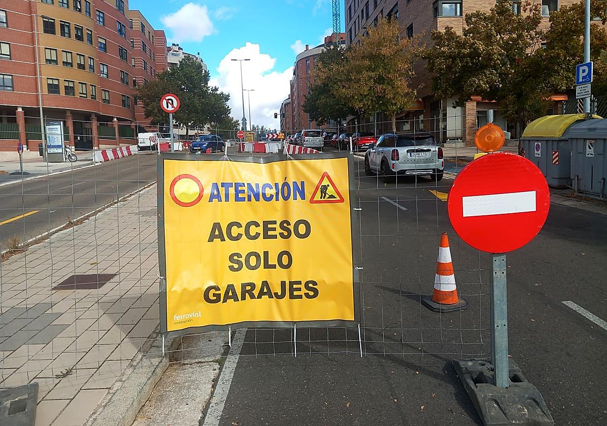 Imagen principal - La señalización que indica que el acceso a Enrique Cubero desde Ciudad de la Habana continúa abierto para entrar a los vado pese a que se cortado hoy al tráfico.